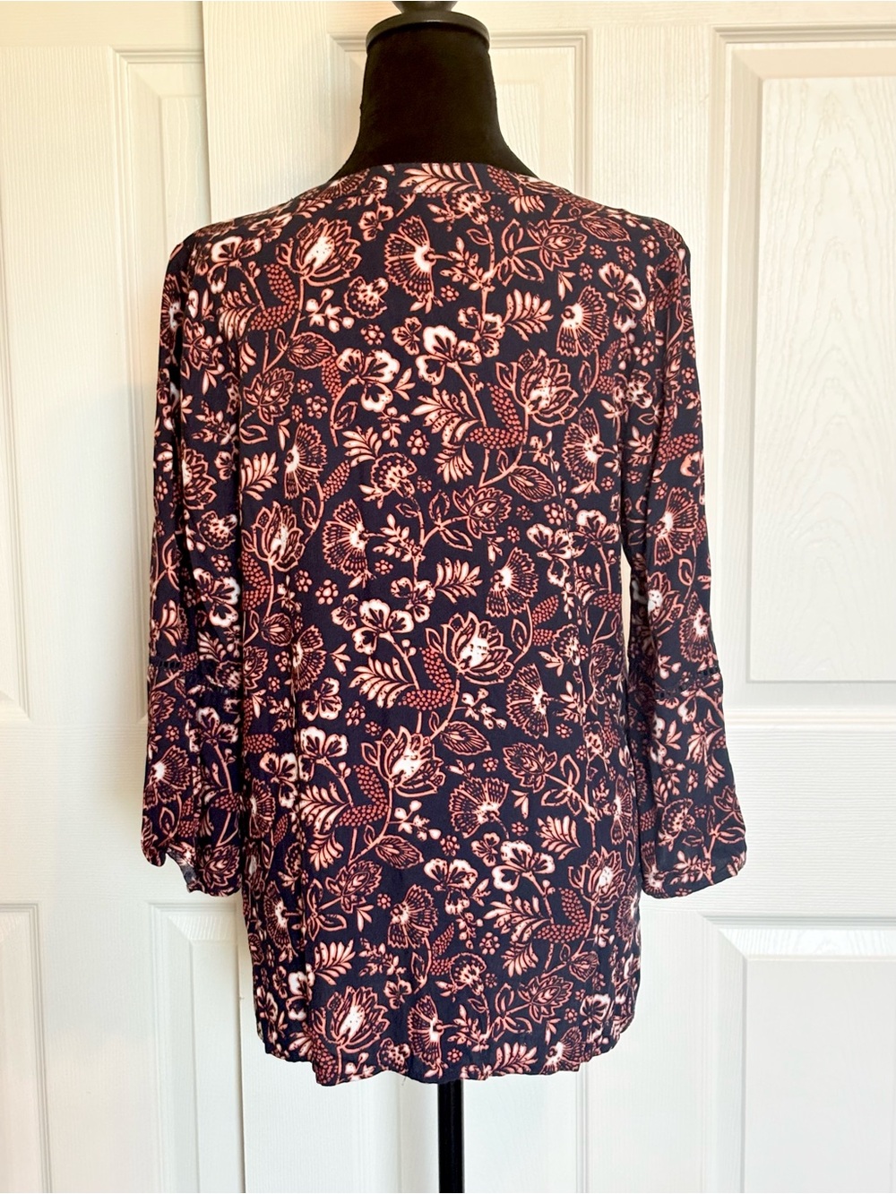 Gloria Vanderbilt Nova Navy Coral Floral V-Neck Tunic Blouse Top Bell Sleeve M - Picture 2 of 16
